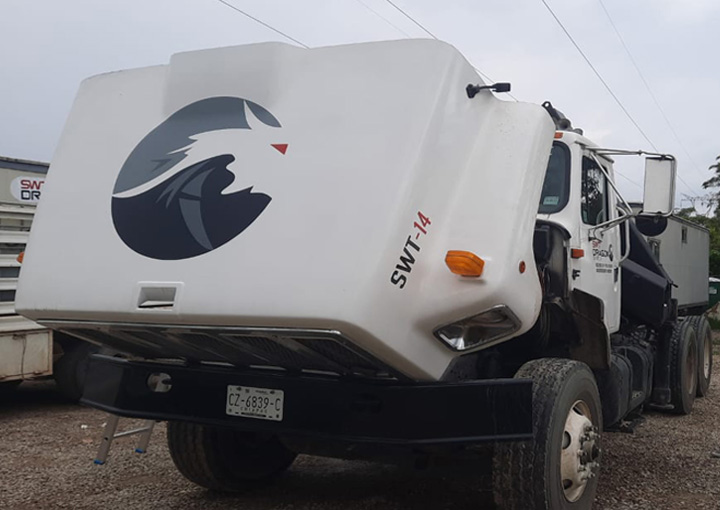 Parte frontal de camión rotulado