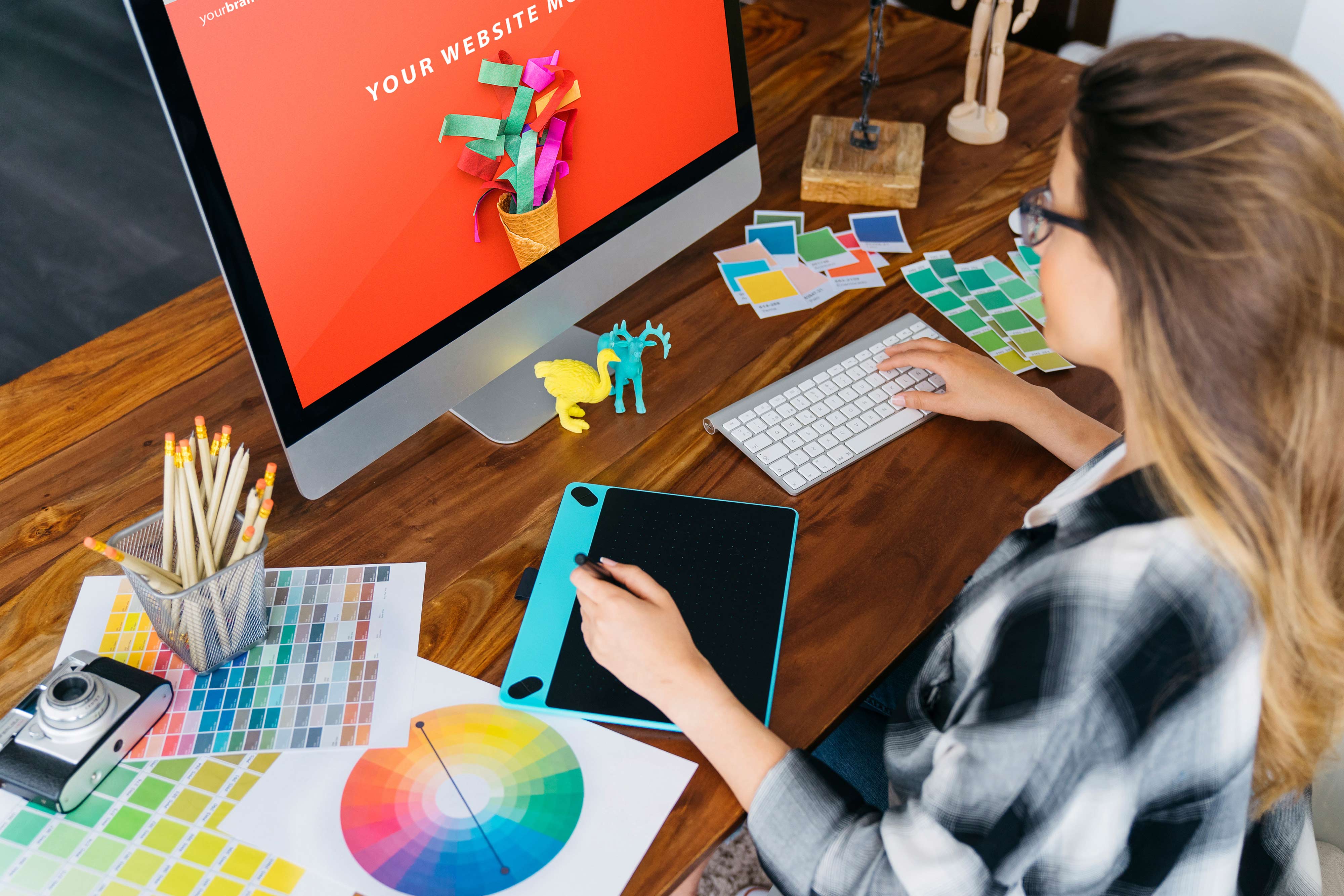 Diseñadora gráfica realizando promocionales